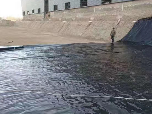水渠建設可采用防滲膜進行鋪設施工 水渠建設可采用防滲膜進行鋪設施工