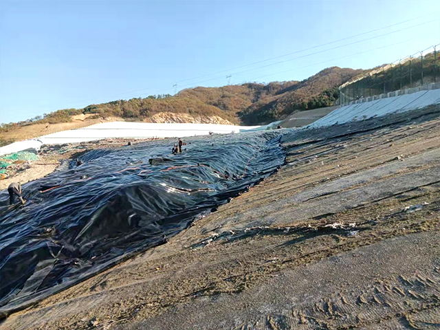 防滲土工膜的復雜施工更須保證質(zhì)量。