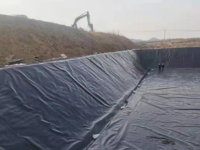 合理裁剪防滲土工膜工作可避免浪費(fèi) 合理裁剪防滲土工膜工作可避免浪費(fèi)