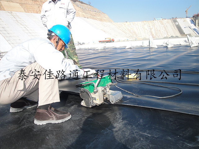 回顧防滲防滲土工膜其性能及應(yīng)用范圍。