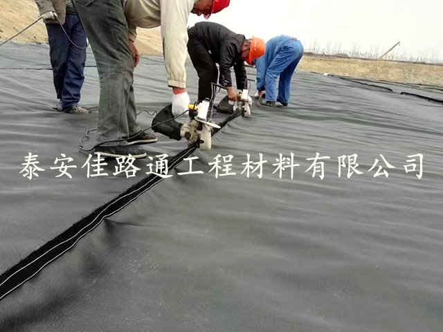 堤壩防護(hù)施工如何順利鋪設(shè)土工膜？