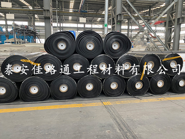 魚塘建設(shè)中如何保障防滲土工膜坡面防滲效果？