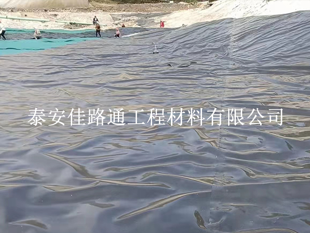 水產(chǎn)養(yǎng)殖使用防滲土工膜進(jìn)行鋪設(shè)逐漸成為主流。