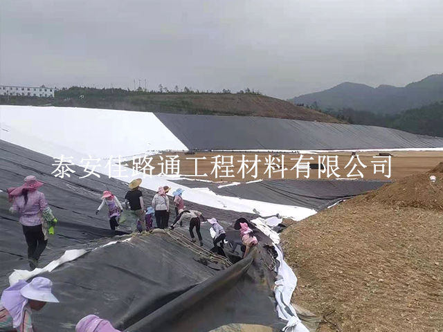 水庫堤壩鋪設防滲土工膜是需要進行固定的 水庫堤壩鋪設防滲土工膜是需要進行固定的