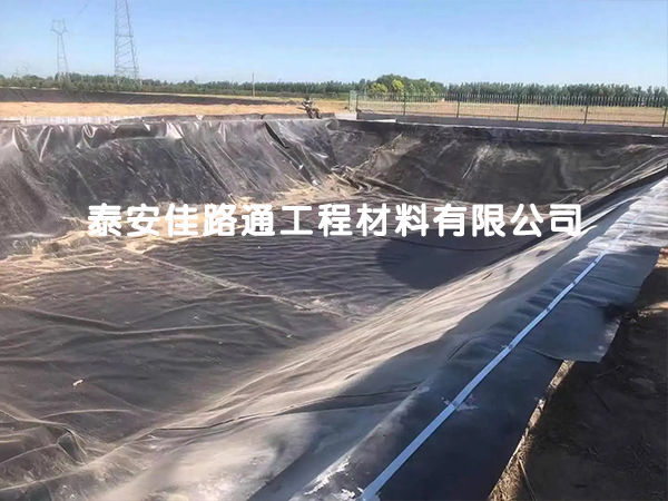人工湖防滲土工膜在鋪設施工時須關(guān)注基面與氣候 人工湖防滲土工膜在鋪設施工時須關(guān)注基面與氣候
