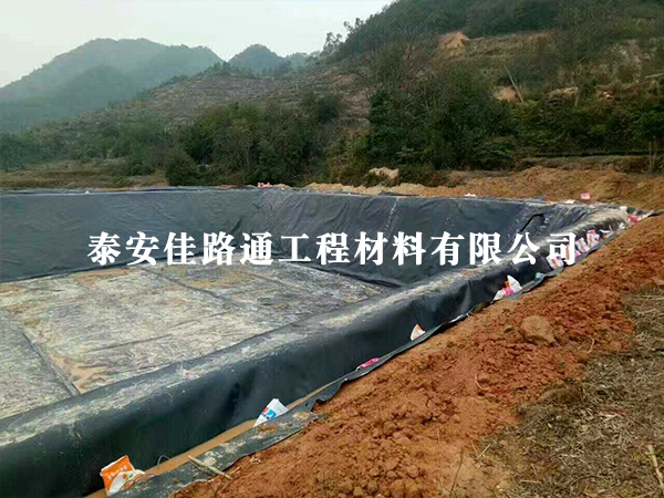 藕池養(yǎng)殖防滲膜修補工作順利謹慎進行中 藕池養(yǎng)殖防滲膜修補工作順利謹慎進行中