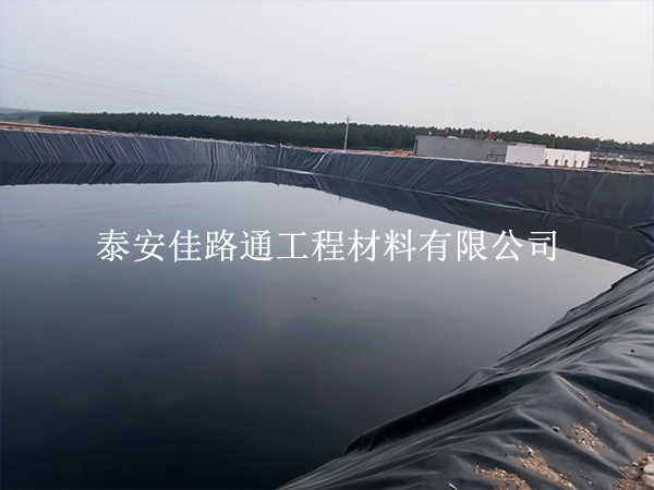 水產(chǎn)養(yǎng)殖防滲膜鋪設施工該如何進行新舊膜的連接？