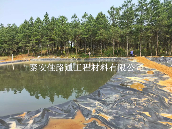 水產(chǎn)養(yǎng)殖防滲膜在施工中須注意哪些問題？