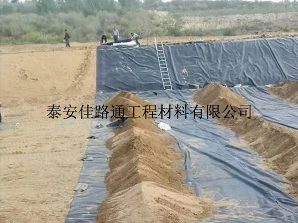 哪些注意事項(xiàng)可有效提升魚塘防滲膜的施工效率？