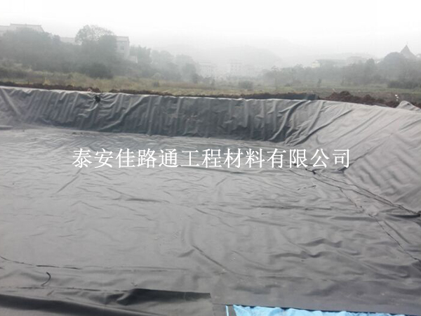 污水池防滲膜有光面與糙面兩種品質(zhì) 污水池防滲膜有光面與糙面兩種品質(zhì)