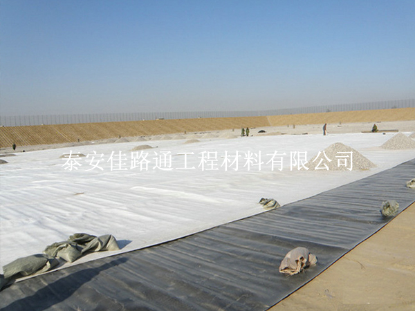 對HDPE復(fù)合土工膜的缺陷進(jìn)行修復(fù)，提升完整性