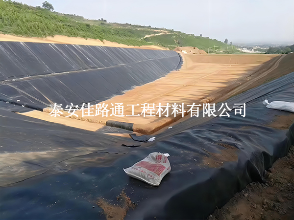 單糙面蓄水池防滲膜的鋪設(shè)施工有哪些注意事項(xiàng)？