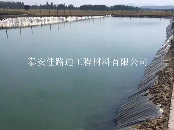 人工湖防滲膜鋪設前如何合理進行基面清理？