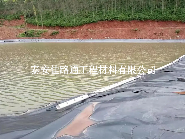 教您如何現(xiàn)場(chǎng)驗(yàn)收魚塘防滲膜的三個(gè)標(biāo)準(zhǔn)？