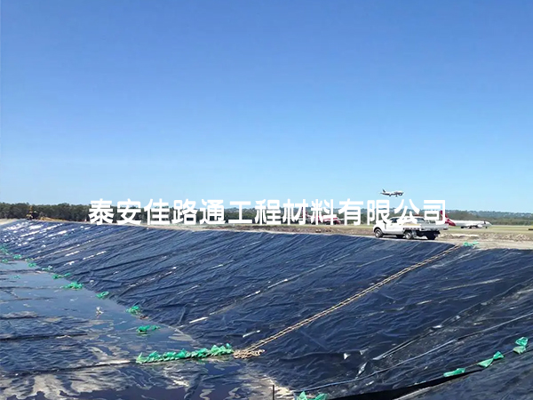 魚塘防滲膜鋪設(shè)完成后為何要進(jìn)行覆土？