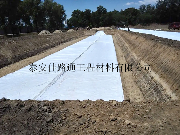 復(fù)合土工膜施工工序：簡潔高效的新方法