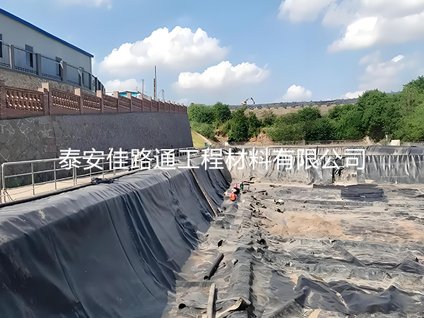 養(yǎng)殖土工膜鋪設位置變化:變形之謎與應對之策 養(yǎng)殖土工膜鋪設位置變化:變形之謎與應對之策
