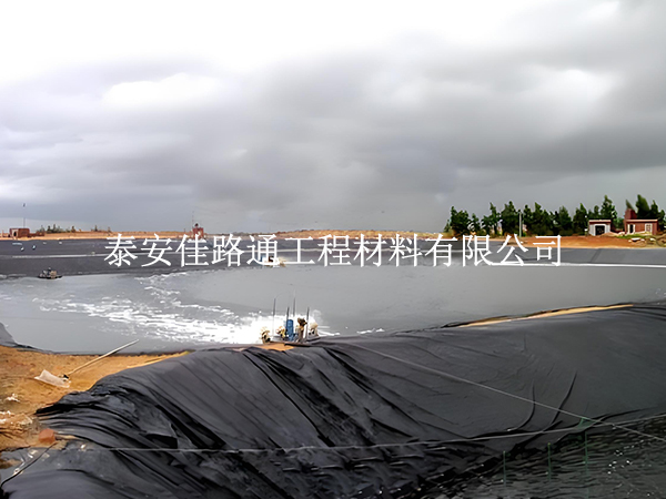 水產(chǎn)養(yǎng)殖防滲膜雨季施工注意事項 水產(chǎn)養(yǎng)殖防滲膜雨季施工注意事項