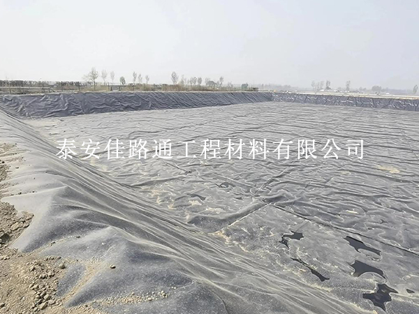 水產(chǎn)養(yǎng)殖防滲膜施工規(guī)范全解析，讓你的養(yǎng)殖工程固若金湯！