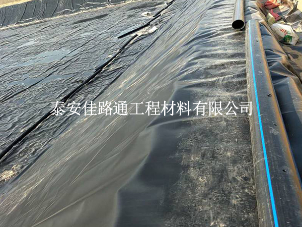 夏季鋪養(yǎng)殖防滲膜會“翻車”？掌握這4點施工穩(wěn)如泰山